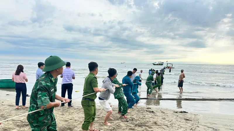 Đồn Biên phòng Lạch Kèn phối hợp với lực lượng chức năng, chính quyền địa phương kéo tàu bị chìm vào bờ 