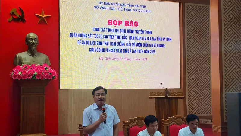 Lãnh đạo các Sở VH-TT-DL tỉnh Hà Tĩnh, NN-MT, Xây dựng chủ trì buổi họp báo 