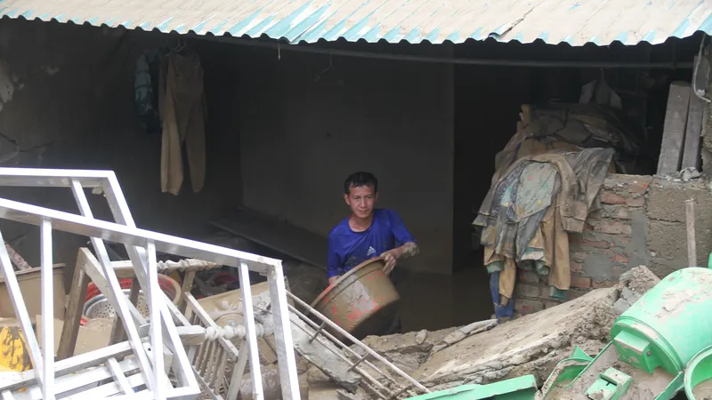 Anh Phan Công Viên (thôn Tiến Thành, xã Con Cuông, Nghệ An) đang dọn dẹp bùn đất trong nhà sau lũ lụt
