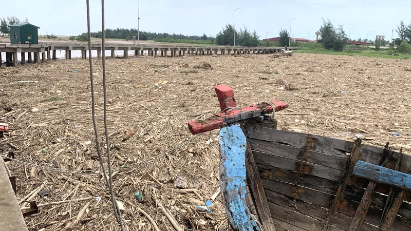 Rác "bủa vây" Cảng cá Xuân Hội 