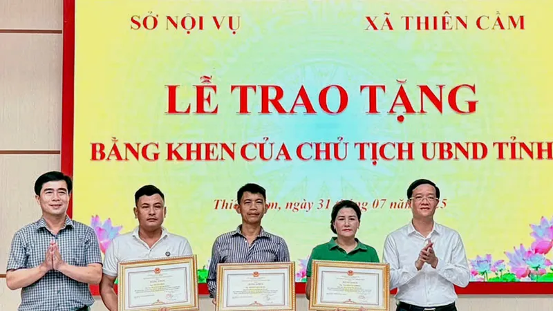 Trao tặng bằng khen của Chủ tịch UBND tỉnh Hà Tĩnh cho các công dân đã có thành tích xuất sắc trong công tác cứu hộ, cứu nạn du khách và thuyền viên trong vụ chìm tàu 
