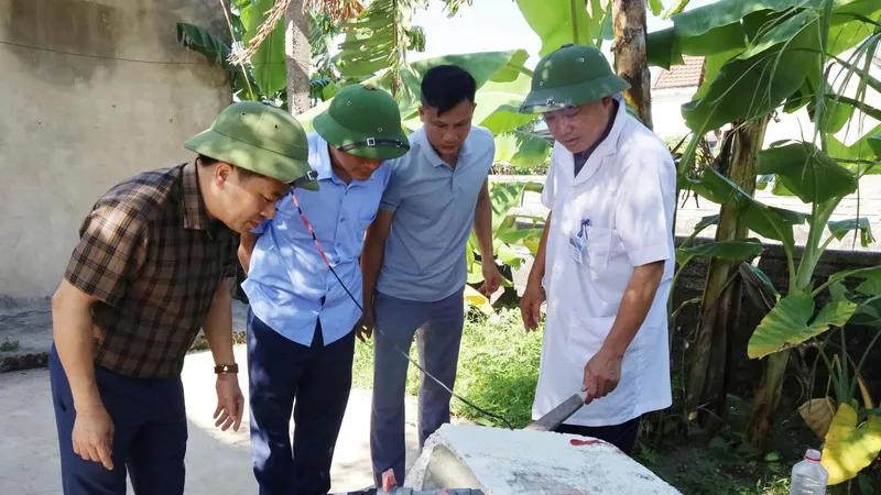Lãnh đạo Trung tâm Kiểm soát bệnh tật tỉnh Hà Tĩnh trực tiếp giám sát và chỉ đạo công tác phòng, chống dịch sốt xuất huyết tại phường Sông Trí