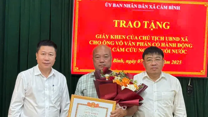 Trao tặng giấy khen của Chủ tịch UBND xã Cẩm Bình cho ông Võ Văn Phấn