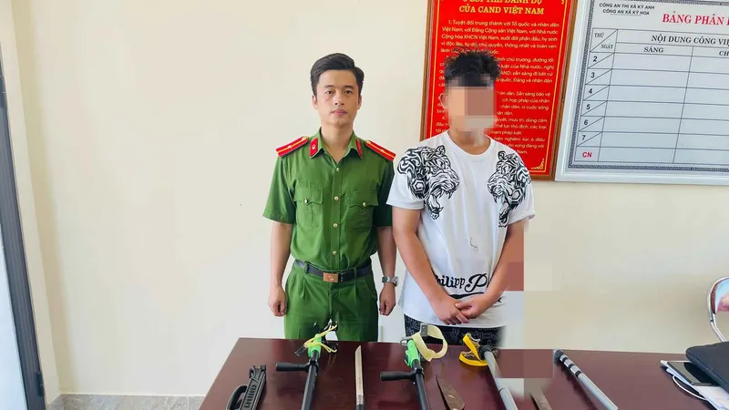 Lực lượng công an thu nhiều hung khí nguy hiểm. Ảnh: Công an Hà Tĩnh 