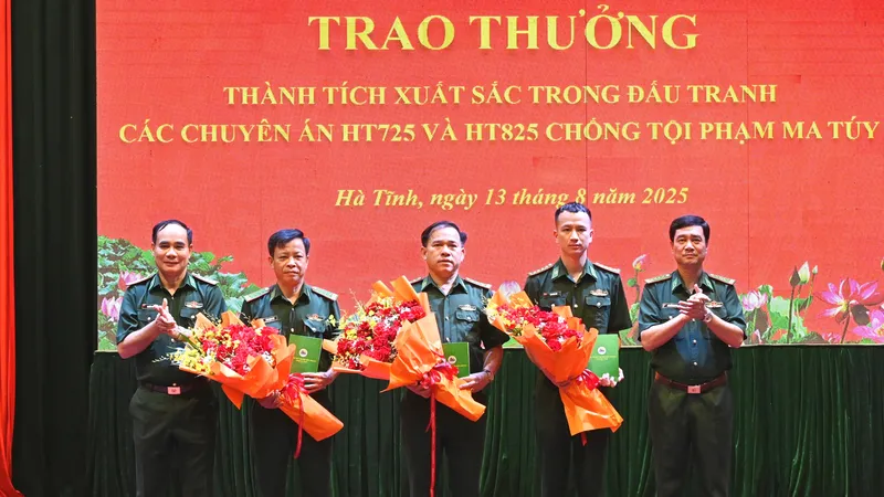 Lãnh đạo Ban Chỉ huy Bộ đội Biên phòng tỉnh Hà Tĩnh trao thưởng cho 3 tập thể có thành tích xuất sắc trong đấu tranh thắng lợi 2 chuyên án HT725 và HT825 