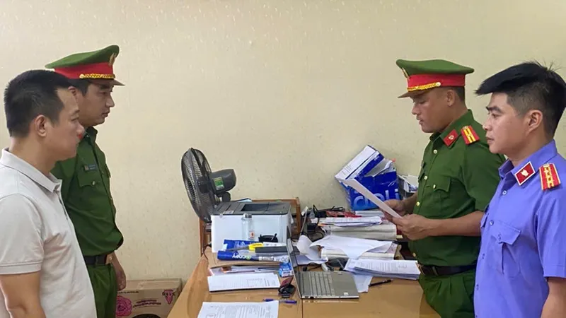 Tống đạt quyết định khởi tố bị can Phạm Trường Giang 