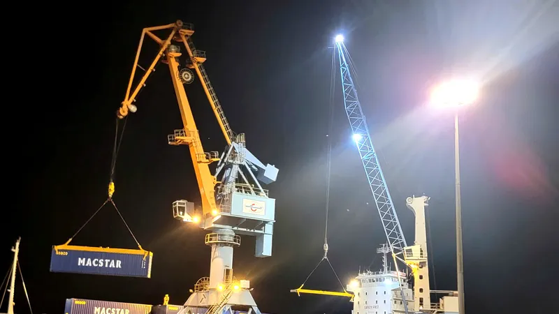 Tàu MACSTAR HAI PHONG cập cảng Vũng Áng, tỉnh Hà Tĩnh, tối 19-8