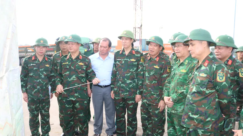 Đoàn công tác Quân khu 4 kiểm tra công tác chuẩn bị phòng, chống bão số 5 tại cảng Cửa Lò, tỉnh Nghệ An 