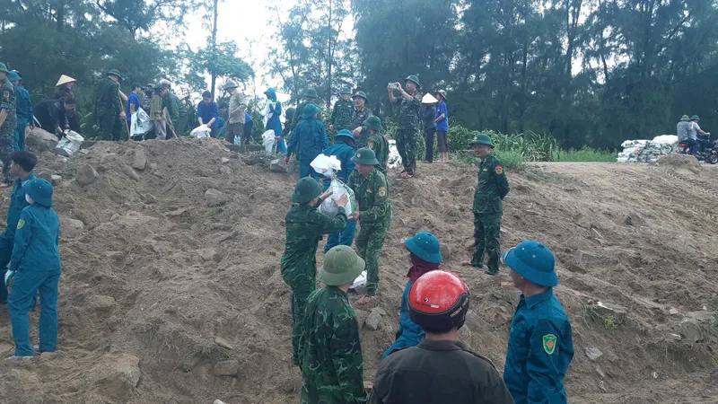 Người dân Hà Tĩnh, Quảng Trị cùng bộ đội cấp tập gia cố bờ biển, nhà cửa trước bão số 5