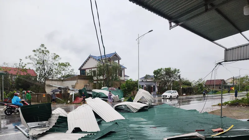Mái tôn của nhà dân ở xã Cổ Đạm, tỉnh Hà Tĩnh bị gió bão hất văng xuống lòng đường ven biển 