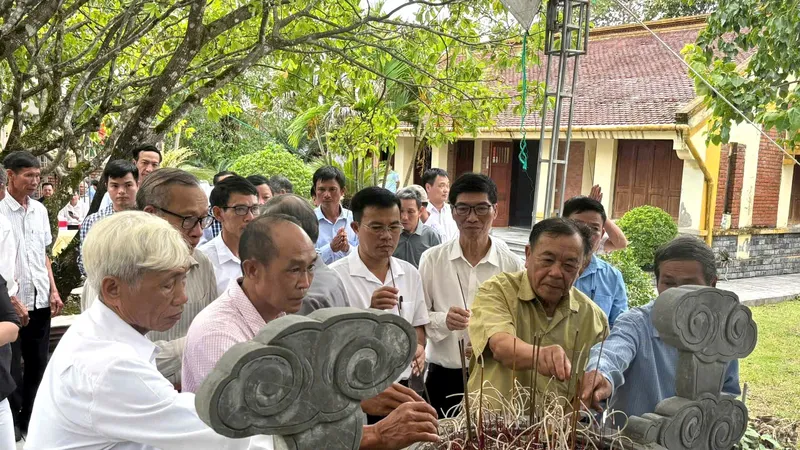 Các đại biểu dâng hương bày tỏ lòng thành kính, biết ơn công lao của Tổng Bí thư Hà Huy Tập 