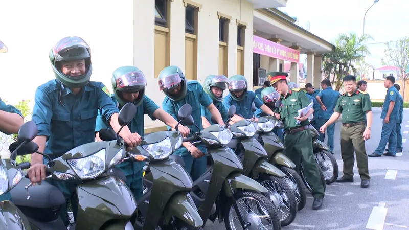 Cấp, phát 138 xe mô tô 2 bánh cho Ban Chỉ huy Quân sự cấp xã, phường trên địa bàn Hà Tĩnh 