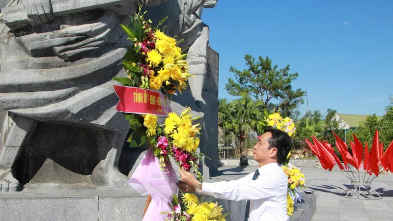 Phó Bí thư Thường trực Tỉnh ủy Hà Tĩnh Trần Thế Dũng đặt vòng hoa tại Tượng đài Xô Viết Nghệ Tĩnh