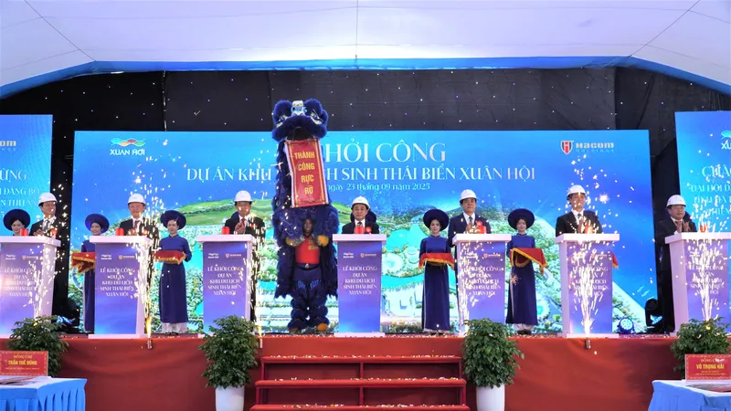 Lãnh đạo tỉnh Hà Tĩnh và đại biểu tiến hành nghi thức bấm nút khởi công Dự án Khu du lịch sinh thái biển Xuân Hội 