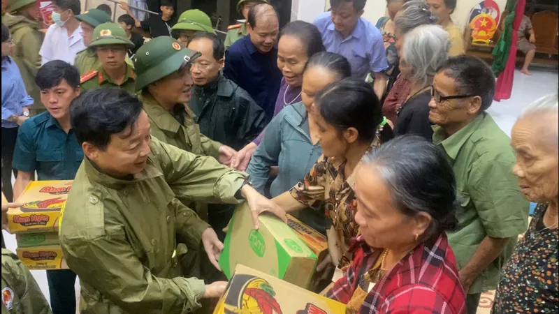 Phó Thủ tướng Trần Hồng Hà kiểm tra công tác ứng phó bão số 10 tại Hà Tĩnh