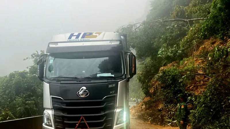 Quốc lộ 8A đã thông suốt trở lại sau thời gian bị ách tắc do sạt lở