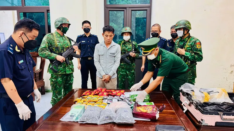 Lực lượng chức năng kiểm tra tang vật thu giữ 