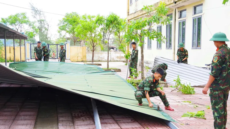 Cán bộ, chiến sĩ Trung đoàn 841 (Bộ Chỉ huy Quân sự tỉnh Hà Tĩnh) giúp các trường học khắc phục hậu quả bão số 10