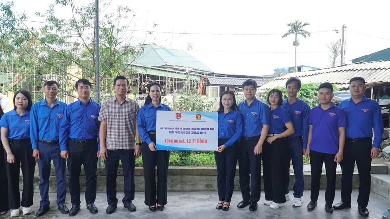Trung ương Đoàn trao biểu trưng nguồn lực hơn 1,2 tỷ đồng hỗ trợ người dân và thanh thiếu nhi tỉnh Hà Tĩnh 