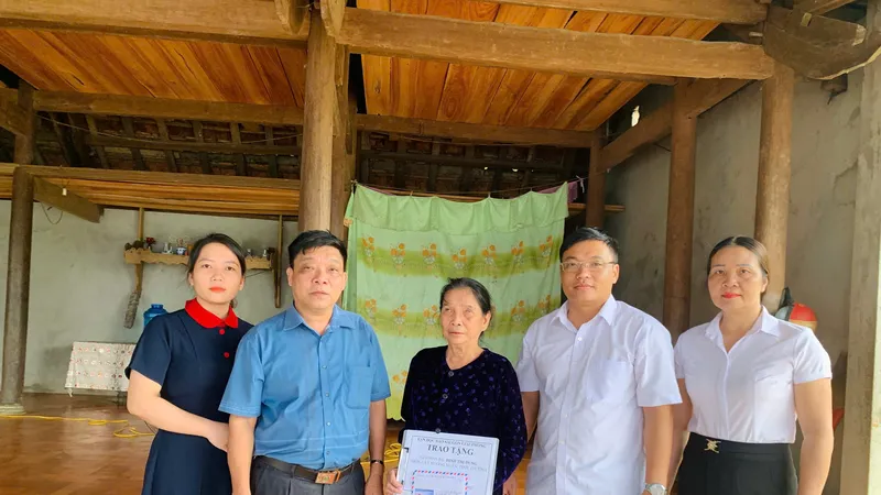 Lãnh đạo xã Hương Xuân trao 8,2 triệu đồng của bạn đọc Báo SGGP hỗ trợ bà Đinh Thị Dung 