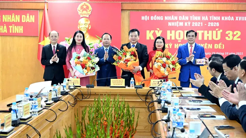 Bí thư Tỉnh ủy Nguyễn Duy Lâm, Phó Bí thư Thường trực Tỉnh ủy Nguyễn Hồng Lĩnh và Chủ tịch UBND tỉnh Võ Trọng Hải tặng hoa chúc mừng Bí thư Đảng ủy, Chủ tịch HĐND xã Thượng Đức Nguyễn Thị Việt Hà giữ chức Phó Chủ tịch HĐND tỉnh; Bí thư Đảng ủy, Chủ tịch HĐND xã Kỳ Xuân Hồ Huy Thành và Giám đốc Sở GD-ĐT Nguyễn Thị Nguyệt giữ chức Phó Chủ tịch UBND tỉnh