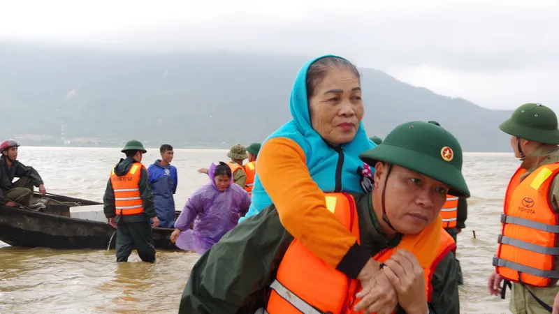 Hà Tĩnh: Sơ tán người dân ở vùng ngập lụt đến nơi an toàn