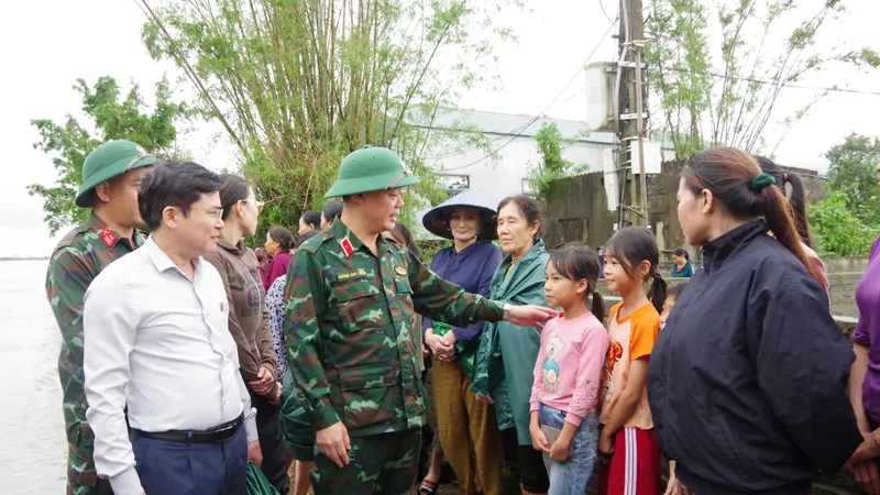 Thiếu tướng Hoàng Duy Chiến thăm hỏi, động viên bà con nhân dân phường Vũng Áng