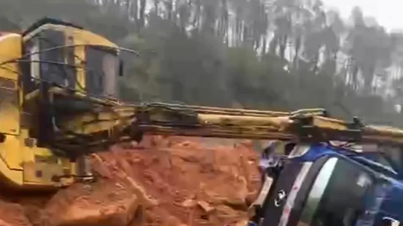 Hiện trường sạt lở trên đường ven biển Hà Tĩnh làm 2 người bị thương