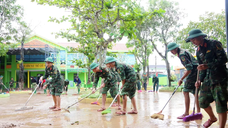 Lực lượng vũ trang Hà Tĩnh giúp các trường học ở vùng lũ dọn dẹp bùn đất để sớm đón học sinh trở lại lớp 