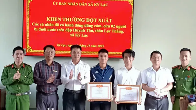 Lãnh đạo xã Kỳ Lạc và công an xã trao giấy khen cho 2 trong số 3 cá nhân 