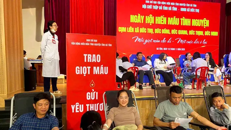 Các tình nguyện viên tham gia hiến máu 