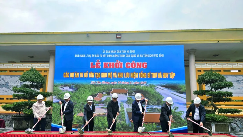 Các đại biểu tiến hành nghi thức khởi công
