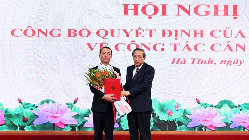 Đồng chí Hoàng Đăng Quang, Phó Trưởng Ban Thường trực Ban Tổ chức Trung ương trao quyết định của Ban Bí thư cho tân Phó Bí thư Tỉnh ủy Hà Tĩnh Phan Thiên Định