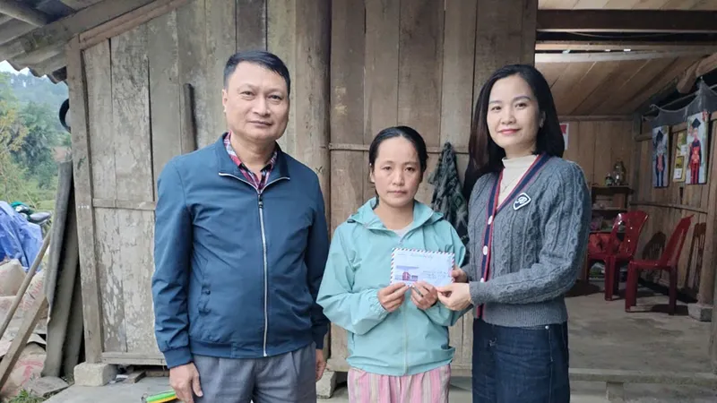 Chị Nguyễn Thị Giang (vợ anh Phan Văn Mỹ) tiếp nhận 12 triệu đồng của bạn đọc Báo SGGP hỗ trợ