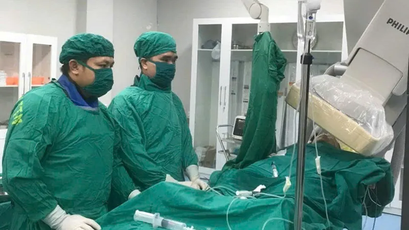 Các bác sĩ Khoa Tim mạch tiến hành đặt 2 stent động mạch vành phải cho bệnh nhân N.H.Đ