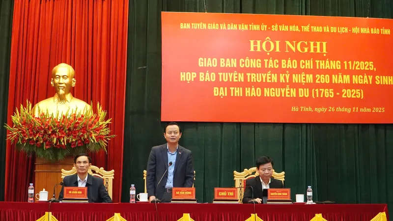 Trưởng Ban Tuyên giáo và Dân vận Tỉnh ủy Hà Tĩnh Hà Văn Hùng phát biểu tại hội nghị