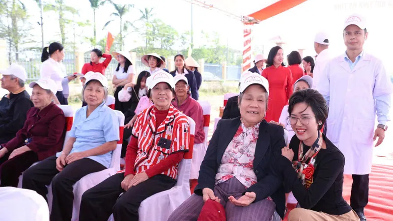 Tại lễ khởi công, nhiều người dân phấn khởi chờ đợi ngôi nhà mới sớm hoàn thành 