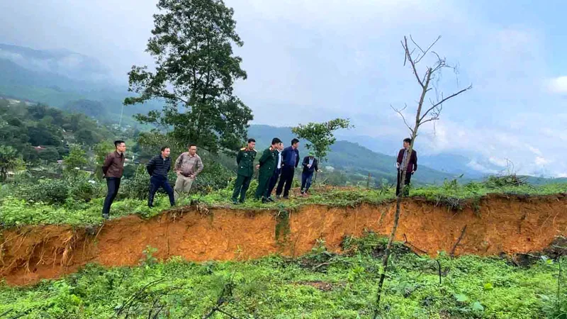 Cơ quan chức năng kiểm tra hiện trường nứt sụt đất tại ngọn đồi ở xã Sơn Kim 2 