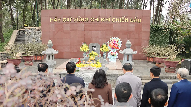 Lãnh đạo tỉnh Hà Tĩnh và các đại biểu dâng hương tại khu mộ Tổng Bí thư Trần Phú