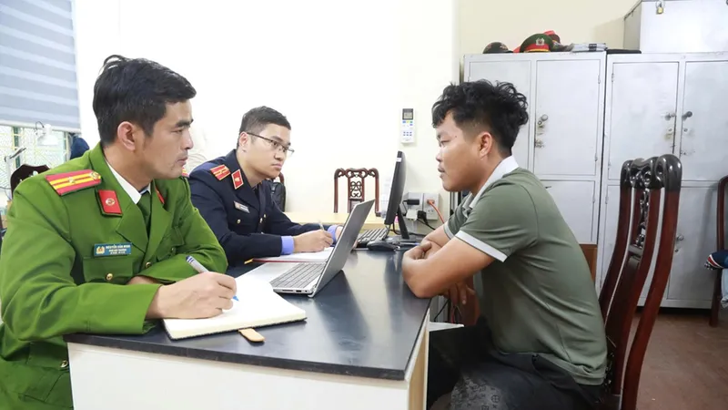 Cơ quan chức năng lấy lời khai Nguyễn Phú Đại. Ảnh: Công an Nghệ An