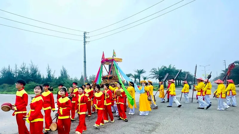 Đoàn rước kiệu tại lễ hội truyền thống đền Mai Bảng