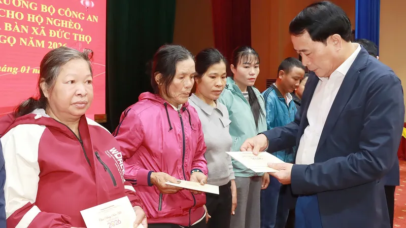 Thứ trưởng Lê Quốc Hùng trao quà tặng người dân gặp hoàn cảnh khó khăn ở xã Đức Thọ