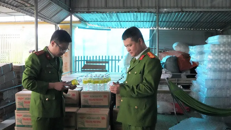 Triệt phá cơ sở sản xuất hơn 60.000 lít giấm giả