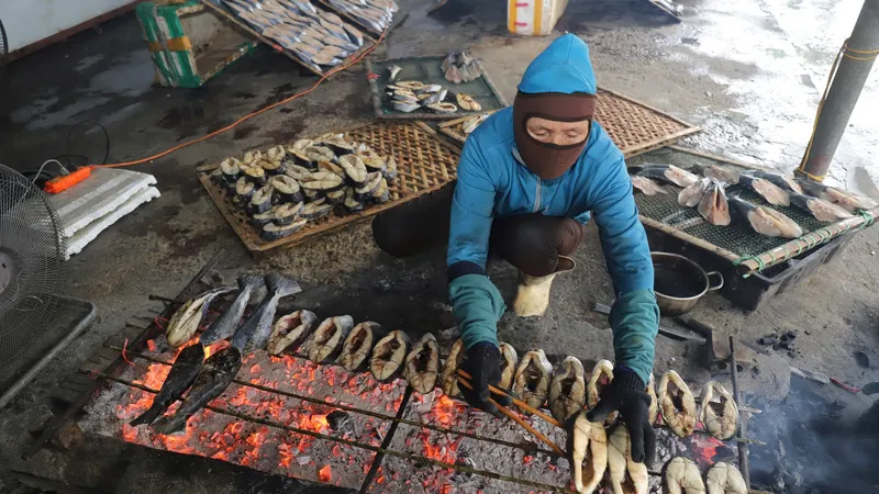 Người dân làm nghề nướng cá ở Cửa Lò 