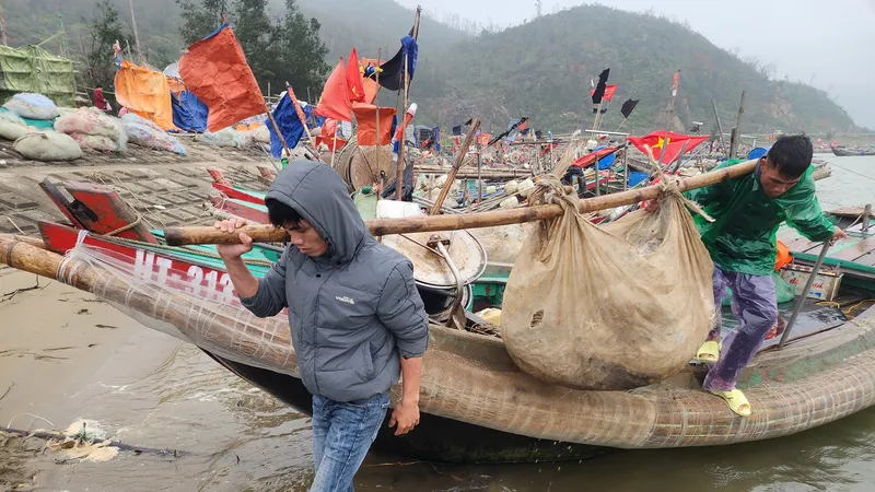 Ngư dân gánh lưới chứa đầy ghẹ và cá lên bờ trong chuyến "Xông biển" đầu xuân 