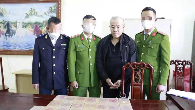 Đối tượng Đào Minh Hoàng cùng tang vật tại cơ quan công an. Ảnh: Công an Nghệ An 