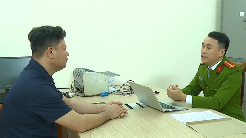 Cơ quan chức năng làm việc với Nguyễn Viết Linh. Ảnh: CACC