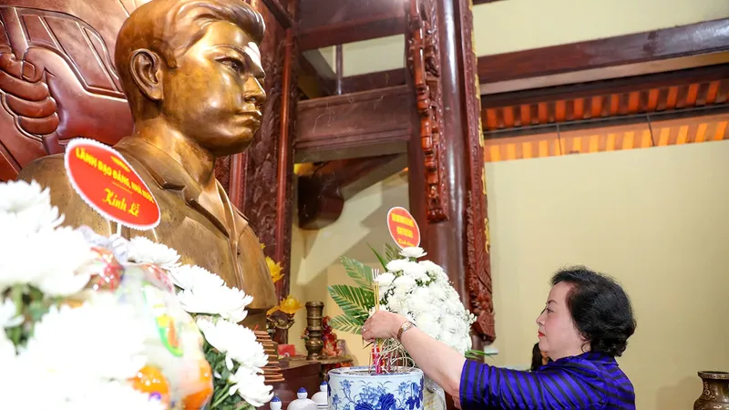 Phó Thủ tướng Phạm Thị Thanh Trà dâng hương Anh hùng liệt sĩ Lý Tự Trọng
