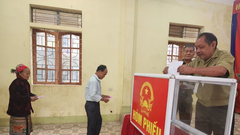Sáng 13-3, cử tri tại bản Phồng (xã Tam Thái, tỉnh Nghệ An)bỏ phiếu bầu cử