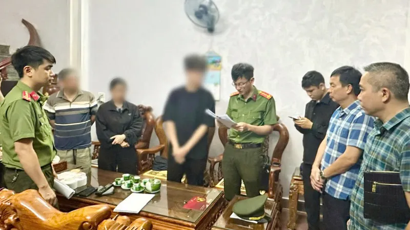 Cơ quan An ninh điều tra Công an tỉnh Thanh Hóa tiến hành khám xét tại nhà N.V.X. (tên nhân vật đã được thay đổi). Ảnh: CÔNG AN THANH HÓA